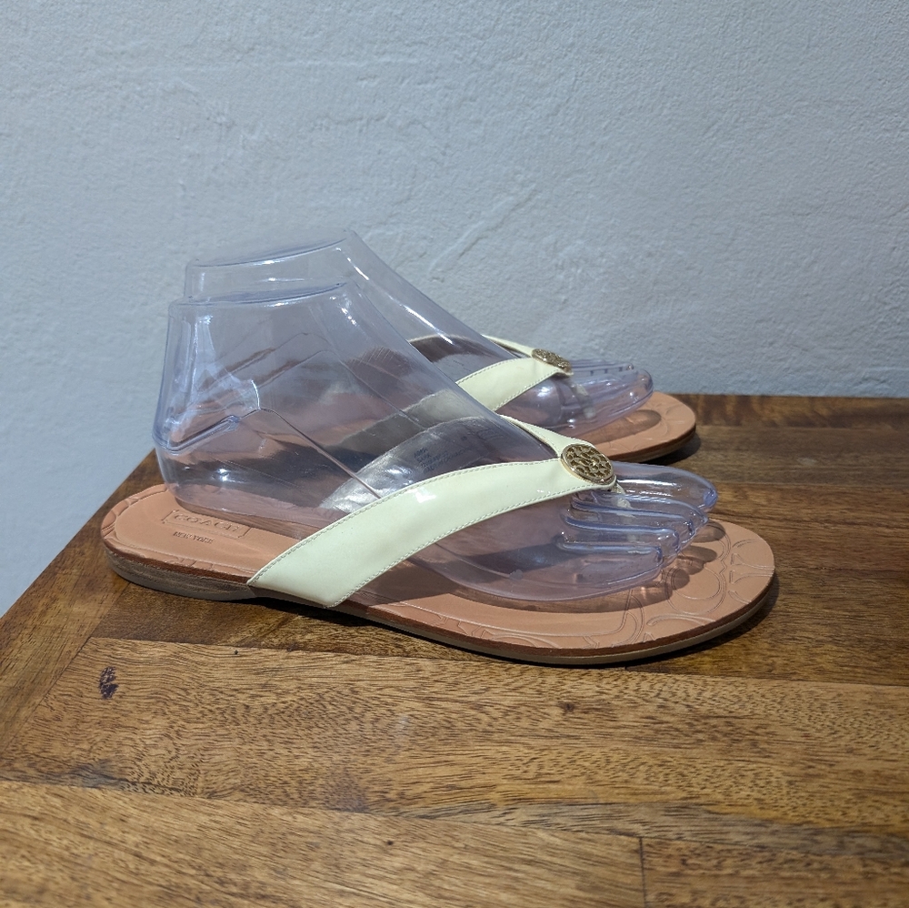Coach Women's Sara Flip Flop Flat‎ Sandals Patent Cream Leather Straps Logo Sz 8